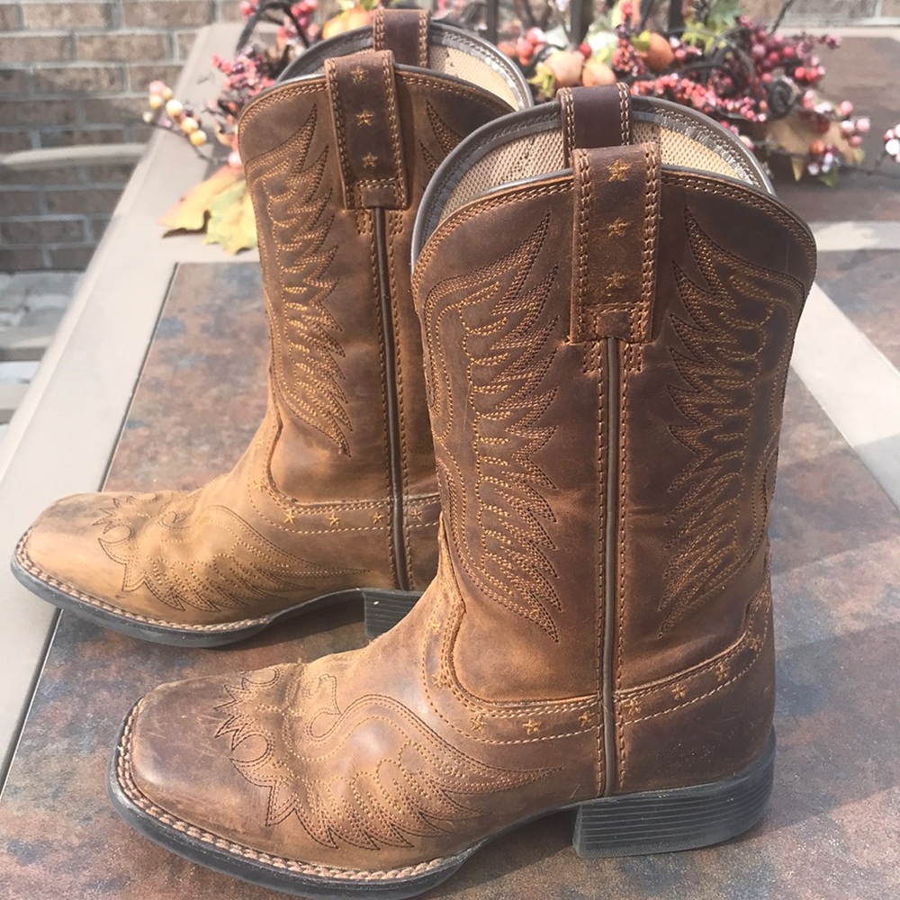 EUC. Ariat Honor cowboy/girl boots. Size 13.5.